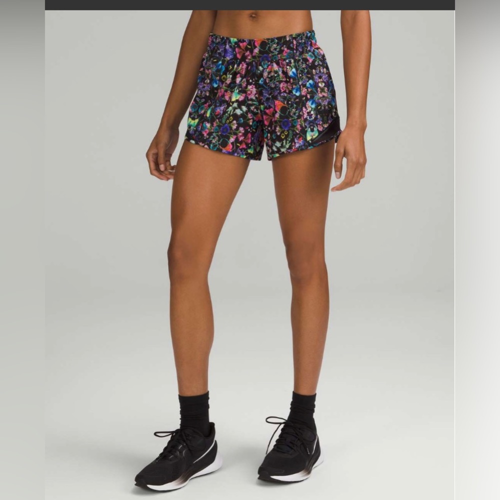 EUC Lululemon Hotty Hot Low-Rise Lined Short 4" Size 2